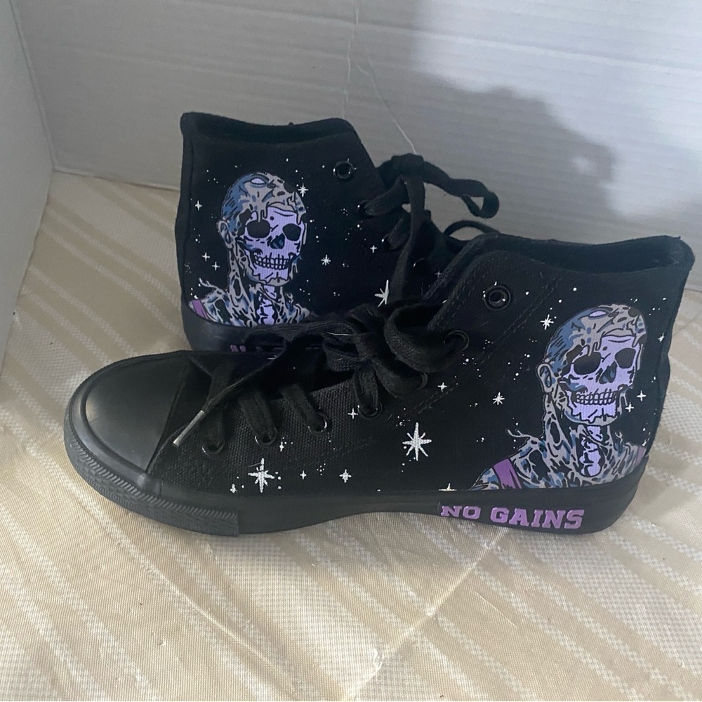 Black High-Top Unisex Weight Lifting Sneakers with Skull and Star Design Size 7